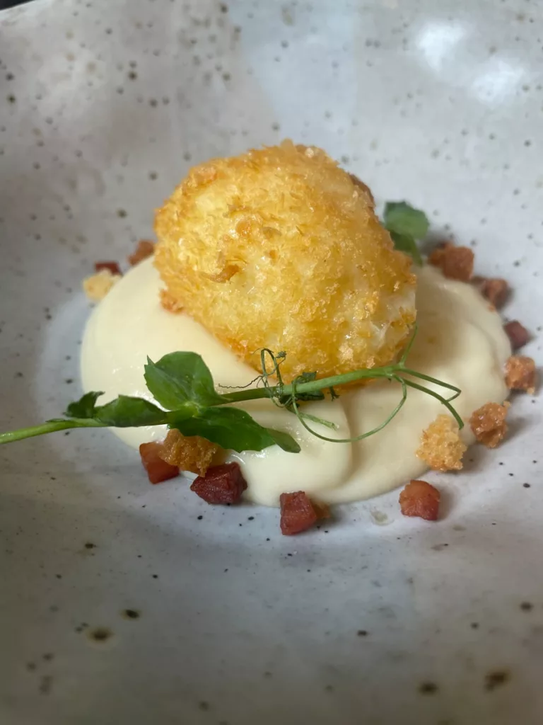 Œuf mollet frit, velouté de céleri rave à l’huile de noisette, copeaux de champignons crus