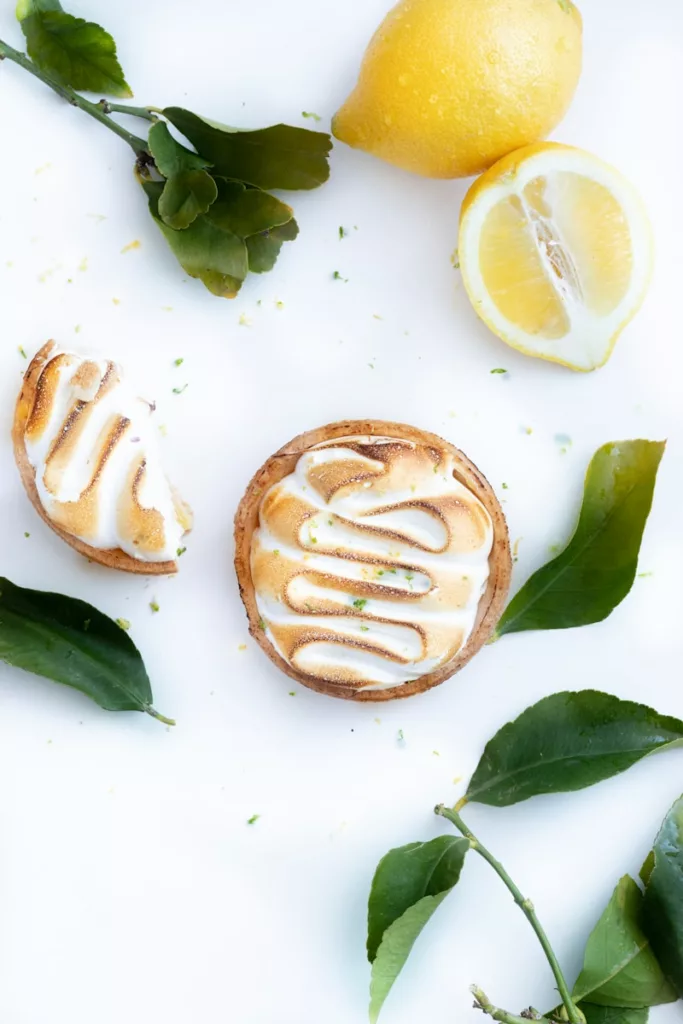 tartelette au citron meringuée, menu bistrot de saison